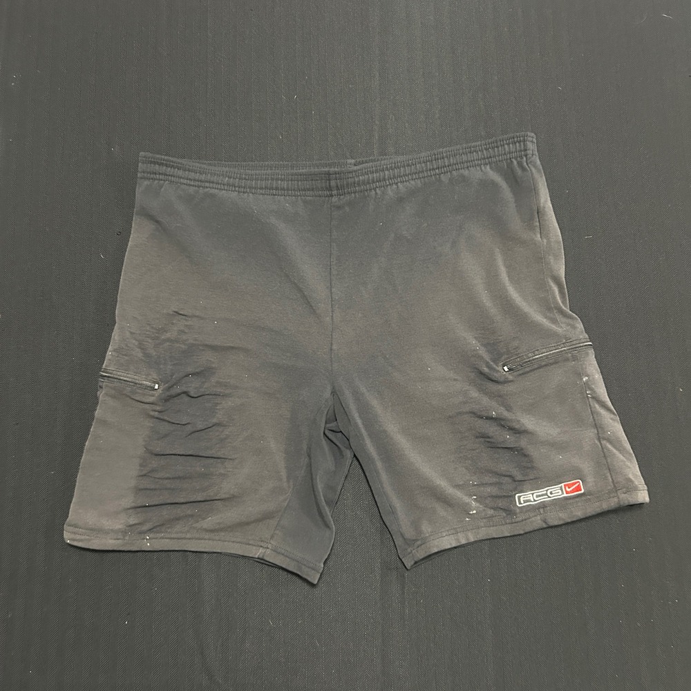 Vintage Nike ACG Mens Black Cargo Shorts Medium Zipper Pockets Paint Splatter